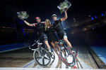 Marc Hester (t.v.) og Leif Lampater hyldes efter sejren i søndagens timejagt. Foto: Lars Rønbøg/Bilka 6 dagesløbet/Getty Images. 