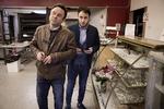 Ali Parnian (til højre) ejer bageriet Kaj Bageri i Tingbjerg, der i januar blev udsat for voldsomt hærværk af en gruppe unge, som forlange beskyttelsespenge. Her med sin far Mohsen Parnian i den ødelagte butik. 