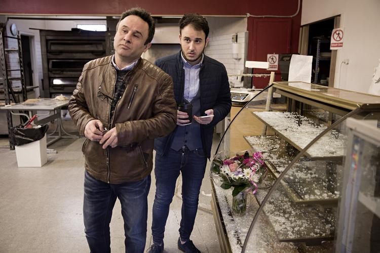 Ali Parnian (til højre) ejer bageriet Kaj Bageri i Tingbjerg, der i januar blev udsat for voldsomt hærværk af en gruppe unge, som forlange beskyttelsespenge. Her med sin far Mohsen Parnian i den ødelagte butik. 