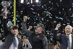 Philadelphia Eagles manager Howie Roseman (til venstre) holder sejrspokalen på. Ved siden af ham står  træner Doug Pederson og holdejer Jeffrey Lurie. 