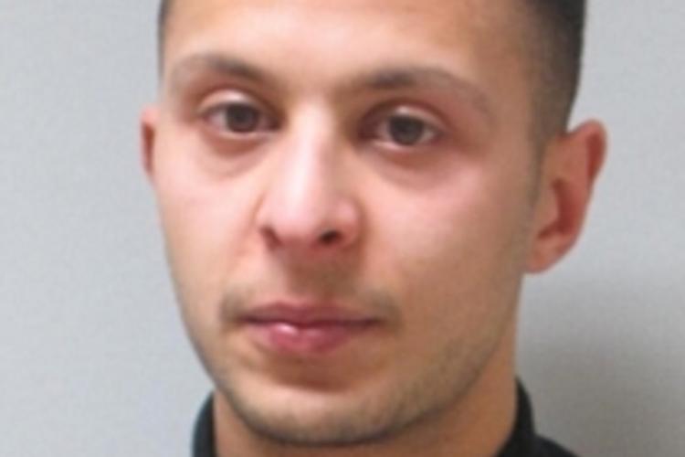 Salah Abdeslam er sigtet for drabsforsøg på fire betjente fire måneder efter terrorangrebet i Pris, som kostede 130 mennesker livet.  