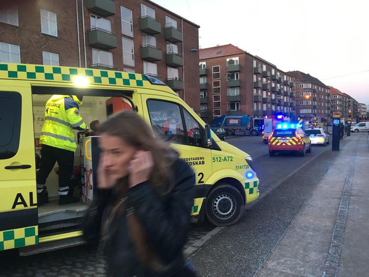 Der er massivt opbud af politi ved Valby Station her til morgen. Også to ambulancer er kørt til statione.  