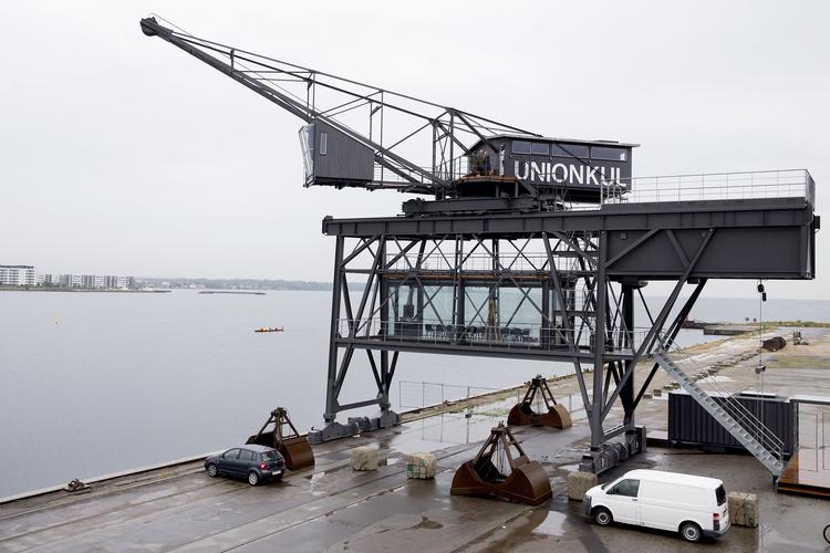The Krane i Københavns Nordhavn er indrettet i en gammel kulkran med et enkelt luksuriøst værelse. Design og luksus har afløst fortidens benhårde arbejde med lastning af kul.  