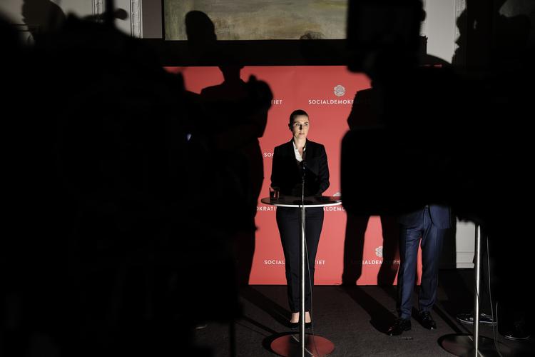 Socialdemokratiet vil sende alle spontane asylansøgere til et dansk drevet modtagecenter i et tredjeland, hvor de skal opholde sig, mens deres asylsag behandles. 