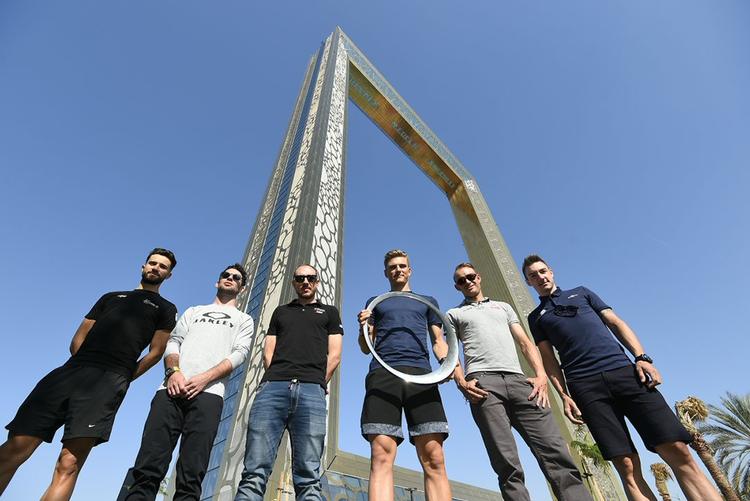 Arrangørerne af Dubai Tour havde samlet seks af feltets superstrintere til en presseseance, inden de fra i dag skal i ilden i ørkenemiratet. Fra venstre er det franskmanden Nacer Bouhanni, briten Mark Cavendish, tyskerne John Degenkolb og Marcel Kittel, nordmanden Alexander Kristoff og italieneren Elia Viviani. 