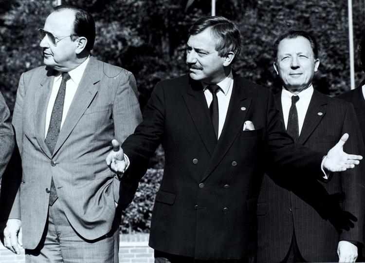 Allerede i 1980’erne fremsatte Danmarks daværende udenrigsminister, Uffe Ellemann Jensen (V), en ide for FN om at oprette EF-flygtningelejre i Afrika, så asylansøgninger kunne behandles i nærområdet.  