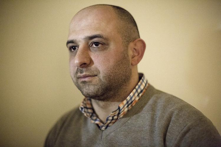 Syriske Motaz Mzahim har haft asyl i Danmark i tre år, men vil ikke råde andre syrere til at søge asyl her på grund af komplicerede processer og den måde, politikerne og medierne taler ned om flygtninge på. 