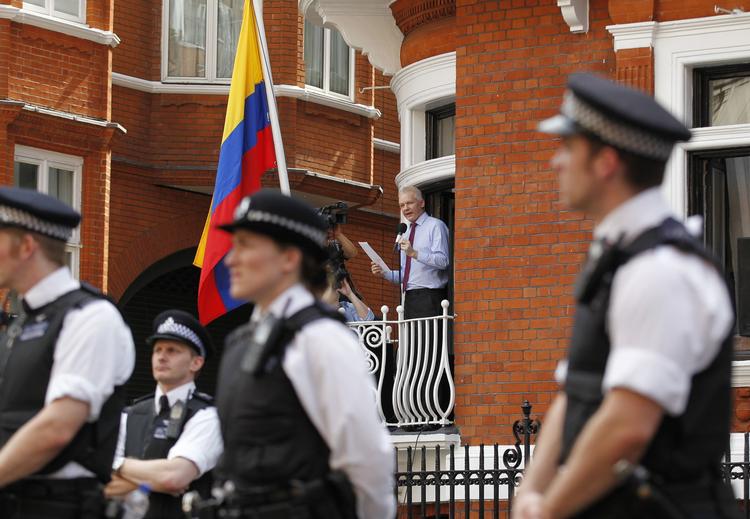 I 2012 talte Assange til sine støtter fra ambassadens lille balkon.  
