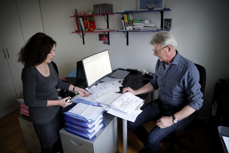 Ole Kjølhede og Lis Frost står frem efter at have arbejdet i en kæde for byggesagkyndige.
Her fotograferet i deres hjem i Vanløse, hvor de har arbejdet, siden de blev ekskluderet fra deres firma. 
   