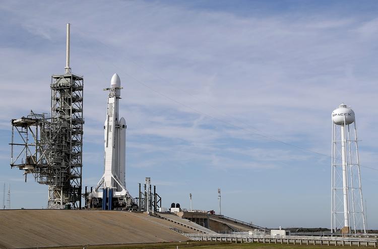 Falcon-raketten står klar på affyringsrampen. 