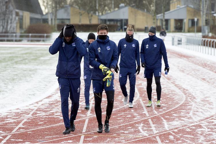 Lyngby Boldklub er i venteposition, men nogle af spillerne er begyndt at søge andre steder hen. 
   