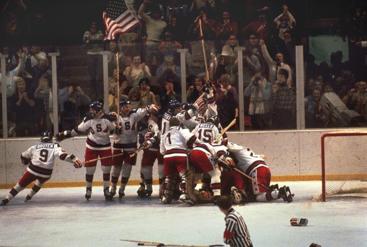 Mens USA og Sovjetunionen i den grad lagde arm på den politiske scene omkring 1980, så forhindrede en række boykots flere møder på idrætsarenaerne. Men ved OL i Lake Placid lykkedes det. Og højst overraskende var det USA, der nappede guldet for næsen af Sovjetunionen. 