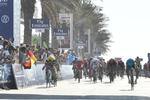 Dylan Groenewegen (t.v.) og Magnus Cort i knaldhård dyst om sejren i hver sin side af vejen på 1. etape i Dubai Tour med hollænderen en anelse foran på stregen. Foto: Dubai Tour. 