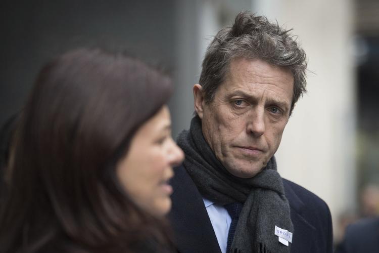 Mandag eftermiddag stod Hugh Grant sammen med sin advokat Anjlee Saigol foran retsbygningen og kommenterede sagens udfald.  