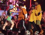 Bruno Mars i orange skjorte og Cardi B til venstre har sammen udgivet sangen 'Finesse', som de her optræder med til de nyligt afholdte Grammy Awards i USA. 