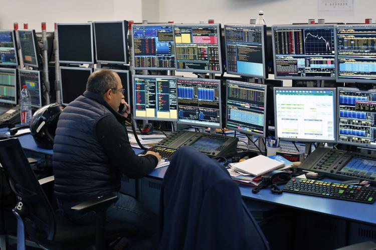 Det store fald i de amerikanske aktier i går satte en dominoeffekt i gang på verdens børser. Her holder en fransk aktiehandler øje med udviklingen.  Thibault Camus/Ritzau Scanpix