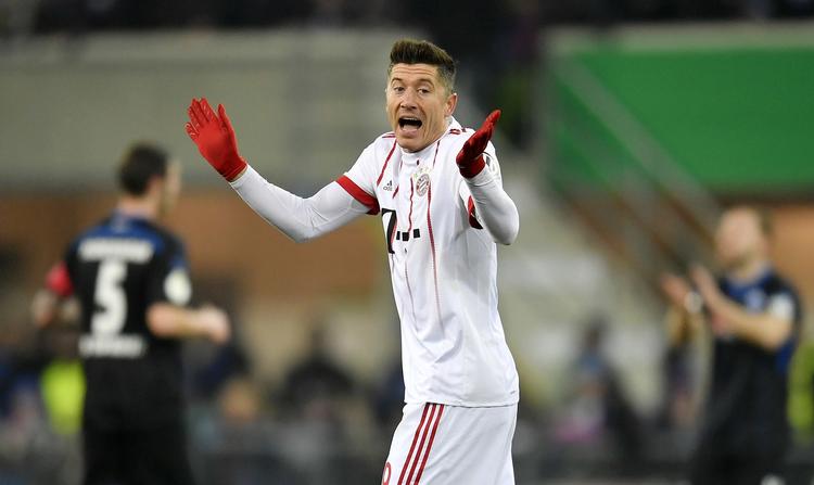 Robert Lewandowski ligner en spiller, der forklarer modstanderen, at han ikke har noget ondt i sinde. Men han scorede igen. Selvfølgelig.
   