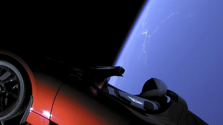 På billedet ses Tesla-bilen, som er monteret på raketten.  