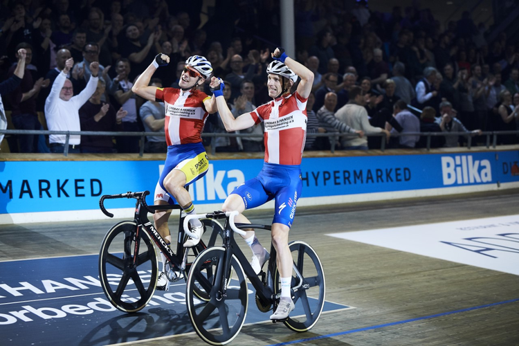 Jublen var ikke til at tage fejl af - hverken hos det sejrende par nr. 7 eller hos tilskuerne i Ballerup Super Arena. Foto: Lars Rønbøg/Bilka 6 dagesløbet/Getty Images. 