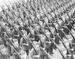 Præsident Trump var meget imponeret over en parade i Frankrig, så nu vil han også have en stor parade i Washington. Her er vi i 1942, hvor US Marines marcherer på Parris Island. 