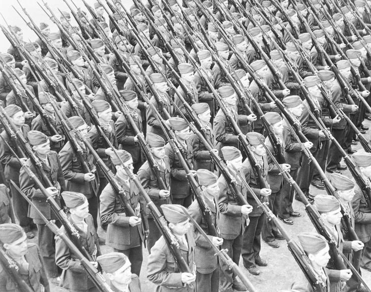 Præsident Trump var meget imponeret over en parade i Frankrig, så nu vil han også have en stor parade i Washington. Her er vi i 1942, hvor US Marines marcherer på Parris Island. 