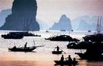 Solopgang over Ha Long bay i Vietnam. Vietnam var et af de rejsemål, som det konkursramte rejsebureau DaGama Travel arrangerede rejser til. Foto: Richard Vogel/AP
   