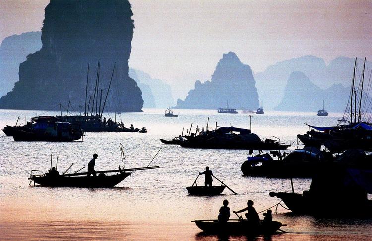 Solopgang over Ha Long bay i Vietnam. Vietnam var et af de rejsemål, som det konkursramte rejsebureau DaGama Travel arrangerede rejser til. Foto: Richard Vogel/AP
   