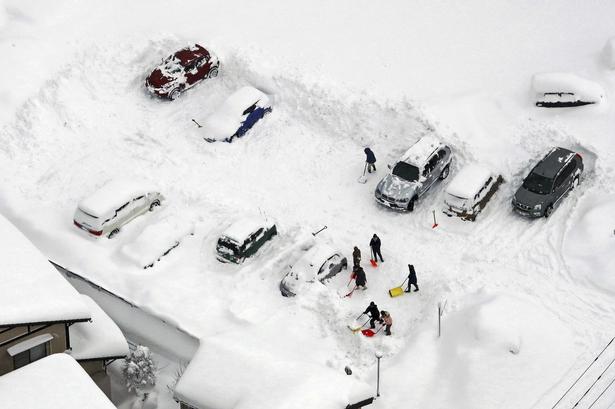 Der skovles sne i byen Sakai. Meteorologerne spår snebygerne til at fortsætte indtil torsdag.
   