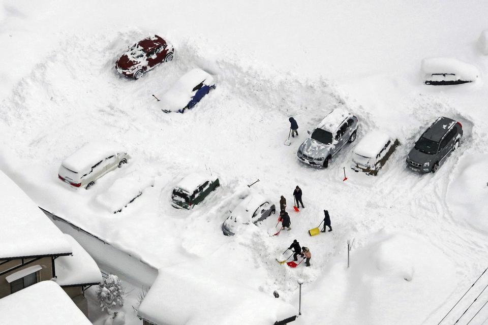 Der skovles sne i byen Sakai. Meteorologerne spår snebygerne til at fortsætte indtil torsdag.
   