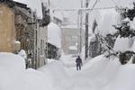 Det kræver vilje at kæmpe sig frem gennem de massive snedynger. Onsdag dag vælter det fortsat ned med sne over den japanske kyst. Flere end 400 skoler har aflyst undervisningen.
   