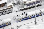 Sneryddere på taget af et tog i byen Sakai i Fukui-provinsen.
   