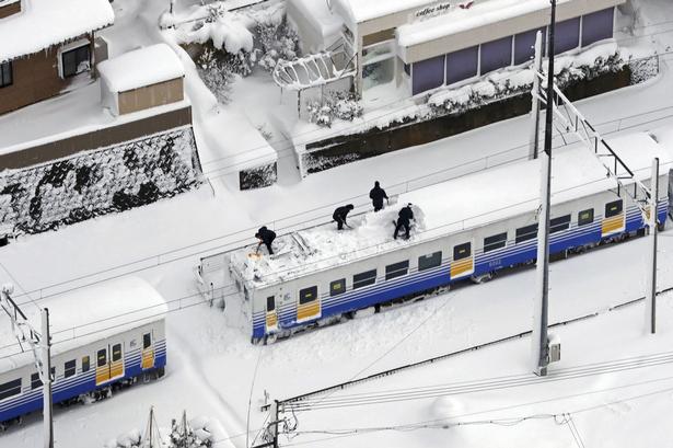 Sneryddere på taget af et tog i byen Sakai i Fukui-provinsen.
   
