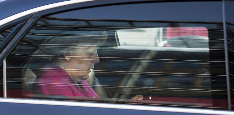 Angela Merkel har haft en lang nat ved forhandlingsbordet, men nu lader det til, at der er håb for endnu en periode øverst på skamlen i Tyskland. Det kræver dog lige, at knap en halv million SPD-medlemmer skal finde frimærker frem først. 