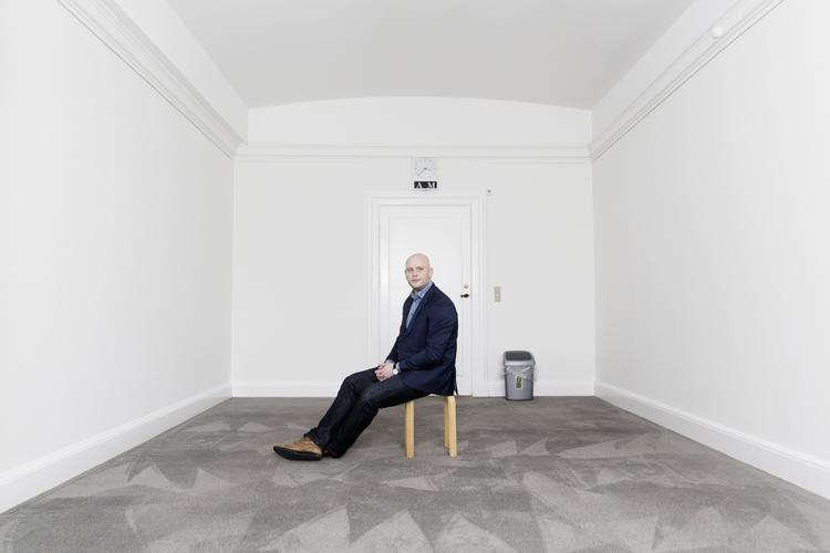  Jakob Engel-Schmidt er her fotograferet på sit kontor, da han efter en regeringsrokade vendte tilbage til Folketinget. Nu vil hans opstillingskreds i Venstre ikke kendes ved ham. Arkivfoto 