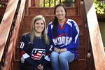 Hannah og  Marissa Brandt fotograferet på trappen ved forældrenes hus i  Vadnais Heights i Minnesota.  