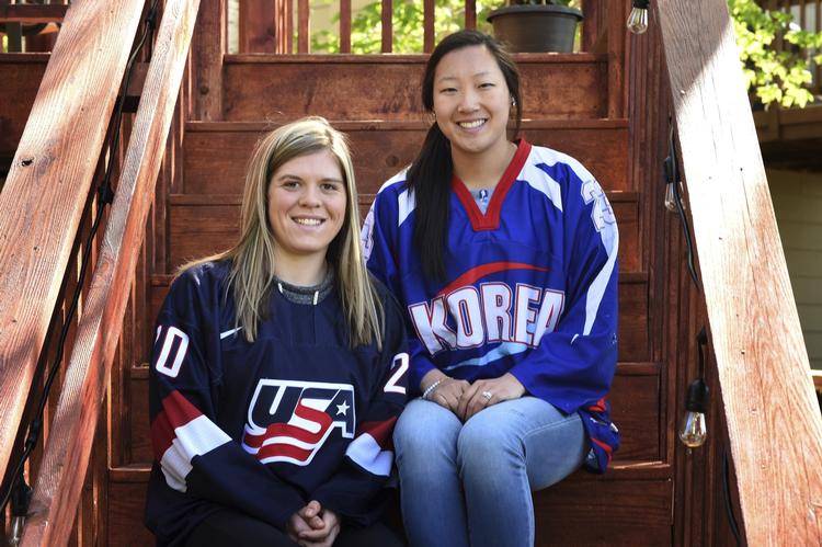 Hannah og  Marissa Brandt fotograferet på trappen ved forældrenes hus i  Vadnais Heights i Minnesota.  