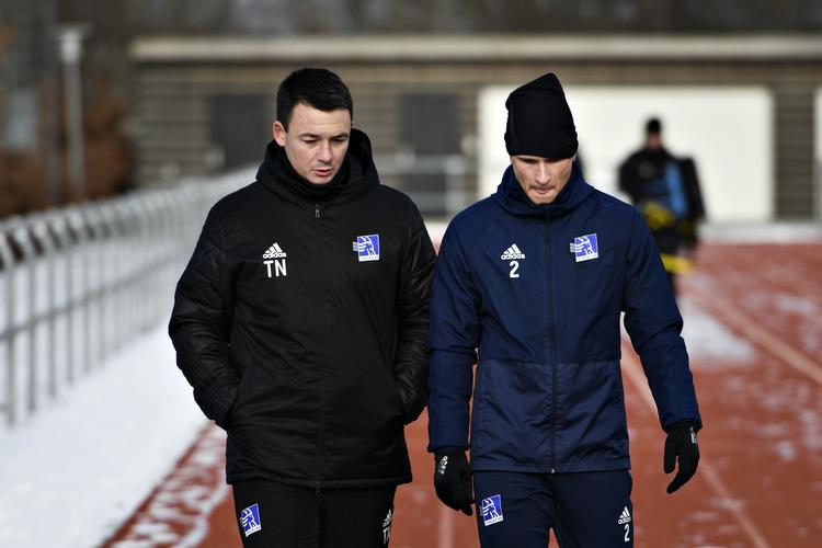 Lyngby-cheftræner Thomas Nørgaard (tv.) og Simon Strand efter svenskerens sidste træning med den pressede superligaklub.
   