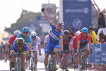 Elia Viviani slår til på 2. etape i Dubai Tour foran Dylan Groenewegen, mens Magnus Cort helt ude til højre suser over stregen som nr. 6. Foto: Tim De Waele/Getty Images. 