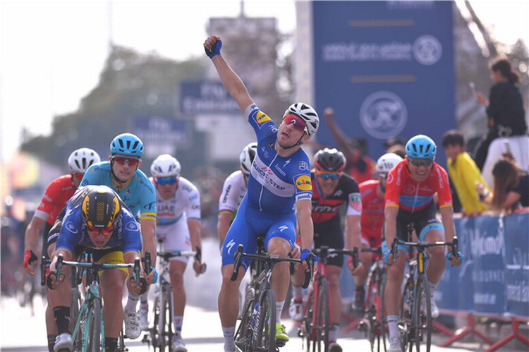 Elia Viviani slår til på 2. etape i Dubai Tour foran Dylan Groenewegen, mens Magnus Cort helt ude til højre suser over stregen som nr. 6. Foto: Tim De Waele/Getty Images. 
