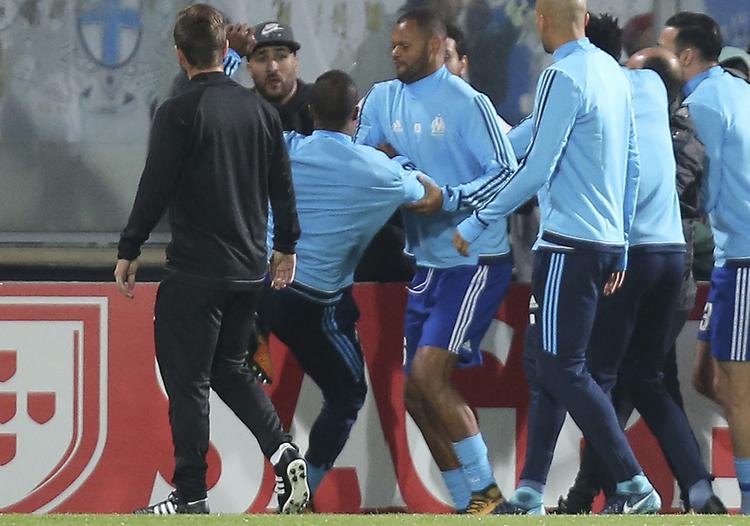 Patrice Evra undskyldte senere denne episode, hvor han forsøger at sparke en fan i hovedet. Men Marseille smed ham på porten.
   