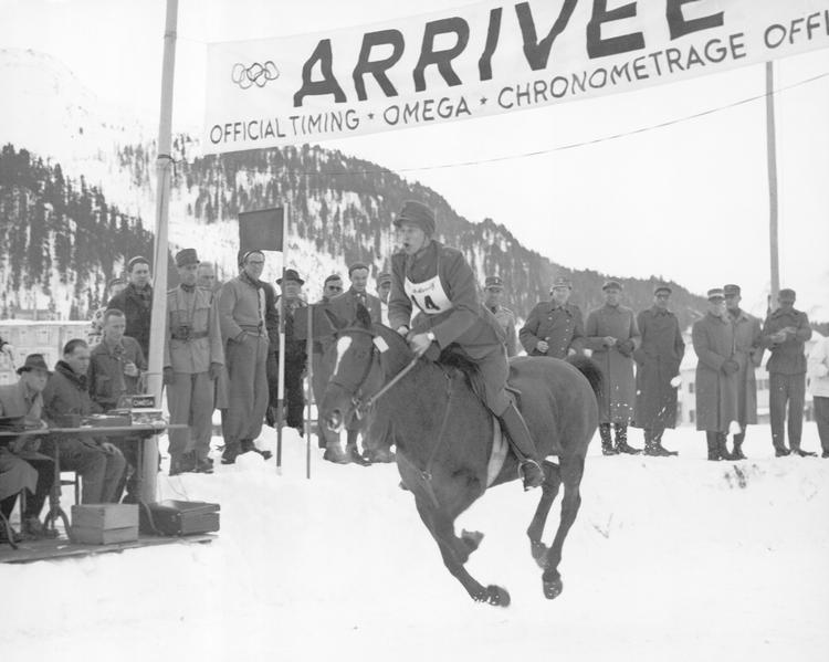 Svenske Gustav Lindh ridende over målstregen i den femte og sidste disciplin i vintersportens femkamp i 1948. Sporten blev aldrig rigtig et hit hos IOC, der droppede den. 