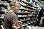 Tilliden til HPV-vaccinen er så småt ved at vende tilbage, men der er stadig lang vej tilbage til tilslutningen før medierne bragte historier om påståede bivirkninger. 