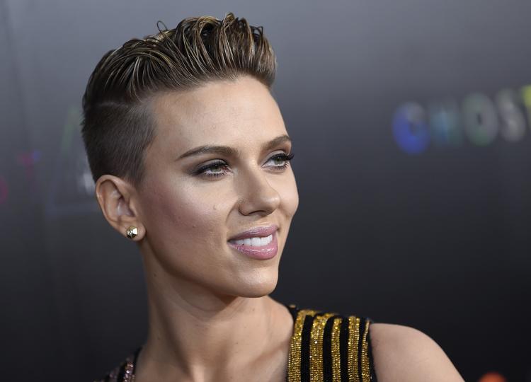 Diskussionsitet Reddit er blevet hjemsted for et væld af hjemmelavede videoer, hvor almindelige brugere havde sat kendte kvinder som bl.a. Scarlett Johansson ind i videoer, de aldrig har været i nærheden af at indspille selv. 