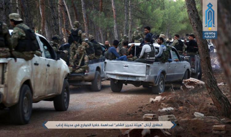 På dette billede fra 9. juli 2017 udsendt af en organisation tæt på al-Qaeda ses angivelig soldater fra al-Qaeda før en aktion i byen Idlib i Syrien. 
   