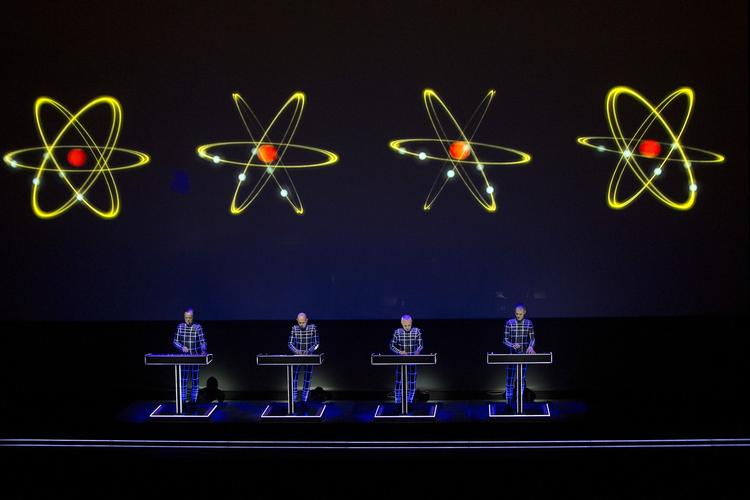 Det tyske band Kraftwerk rykker i år ind med deres udstyr på Haven Festivals scene på Refshaleøen. 