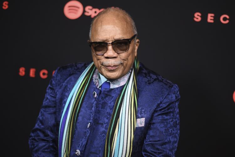 »Jeg har ikke lyst til at at tale offentligt om det her, men Michael stjal en masse af sit materiale. Han stjal en masse sange«, siger Quincy Jones i interview med Vulture. 