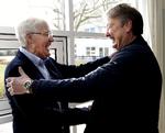 Da Morten Olsen (tv.) stoppede som landstræner blev han afløst af Åge Hareide (th.). Deres trænerkarrierer har et andet til fælles: De har begge været trænere i Brøndby. 