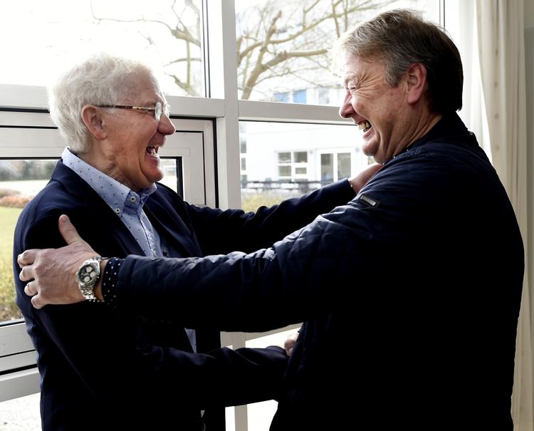 Da Morten Olsen (tv.) stoppede som landstræner blev han afløst af Åge Hareide (th.). Deres trænerkarrierer har et andet til fælles: De har begge været trænere i Brøndby. 