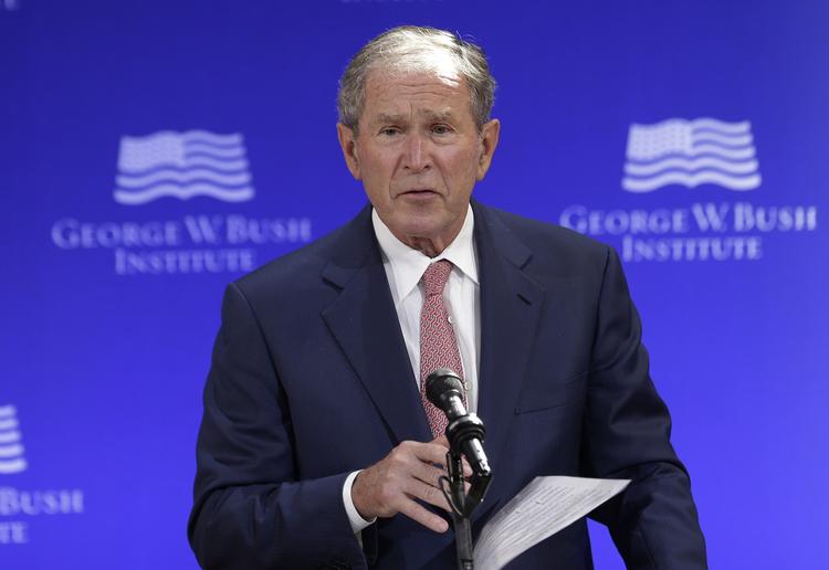 George W. Bush mener, at der er »ret klare beviser for, at russerne blandede sig« i præsidentvalget, der fandt sted i 2016.
     Seth Wenig/AP