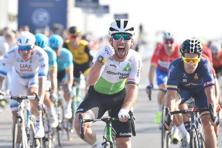 Mark Cavendish jubler over sin første sejr efter en lang trængselsperiode. Foto: Dubai Tour. 
